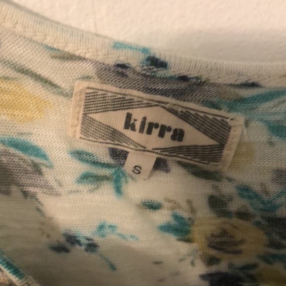 Kirra crop top flowy blouse with lace upper on sleeves. Button down front. - Picture 4 of 4